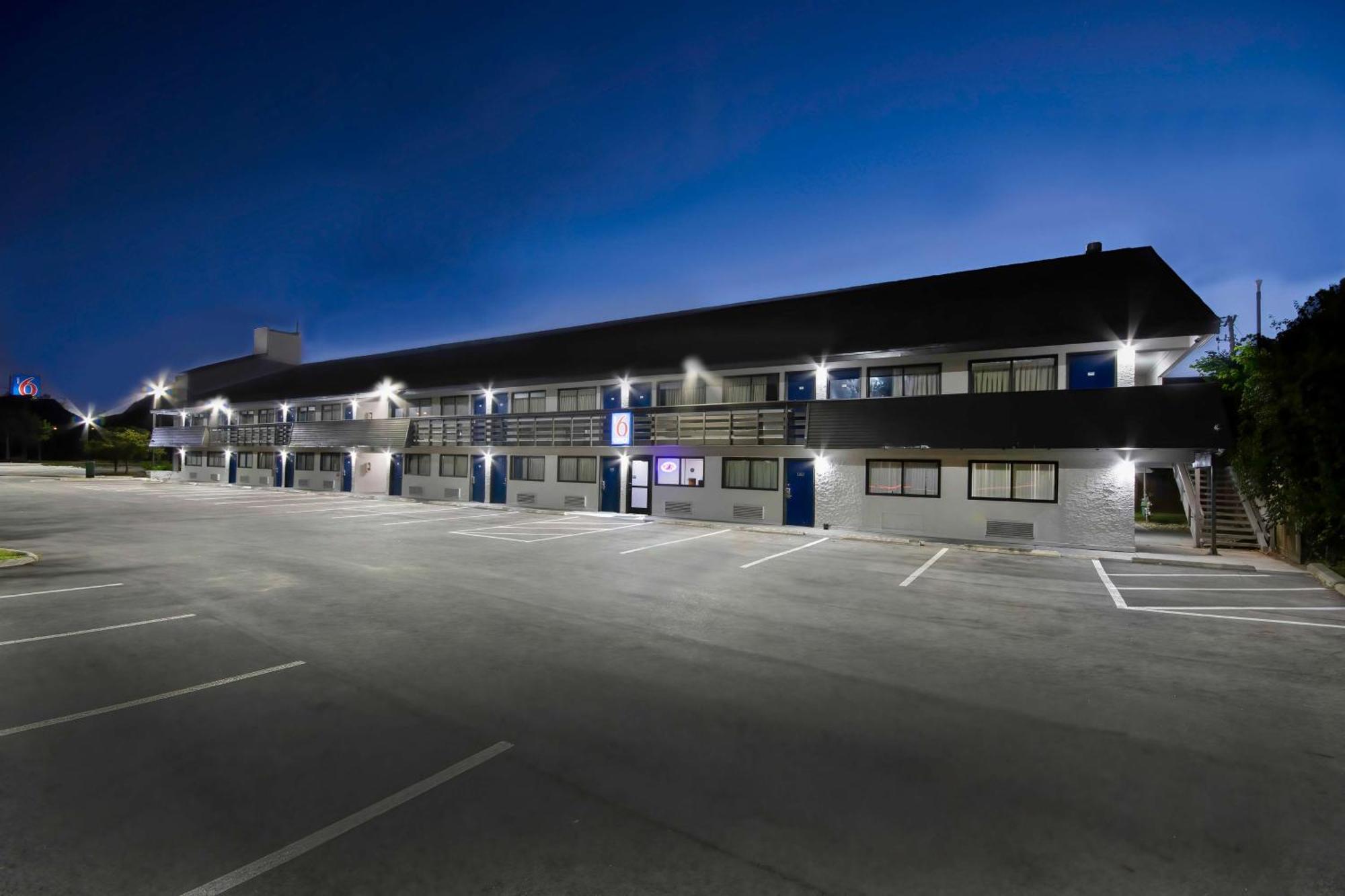 Motel 6 Columbus Oh - Osu North Екстериор снимка
