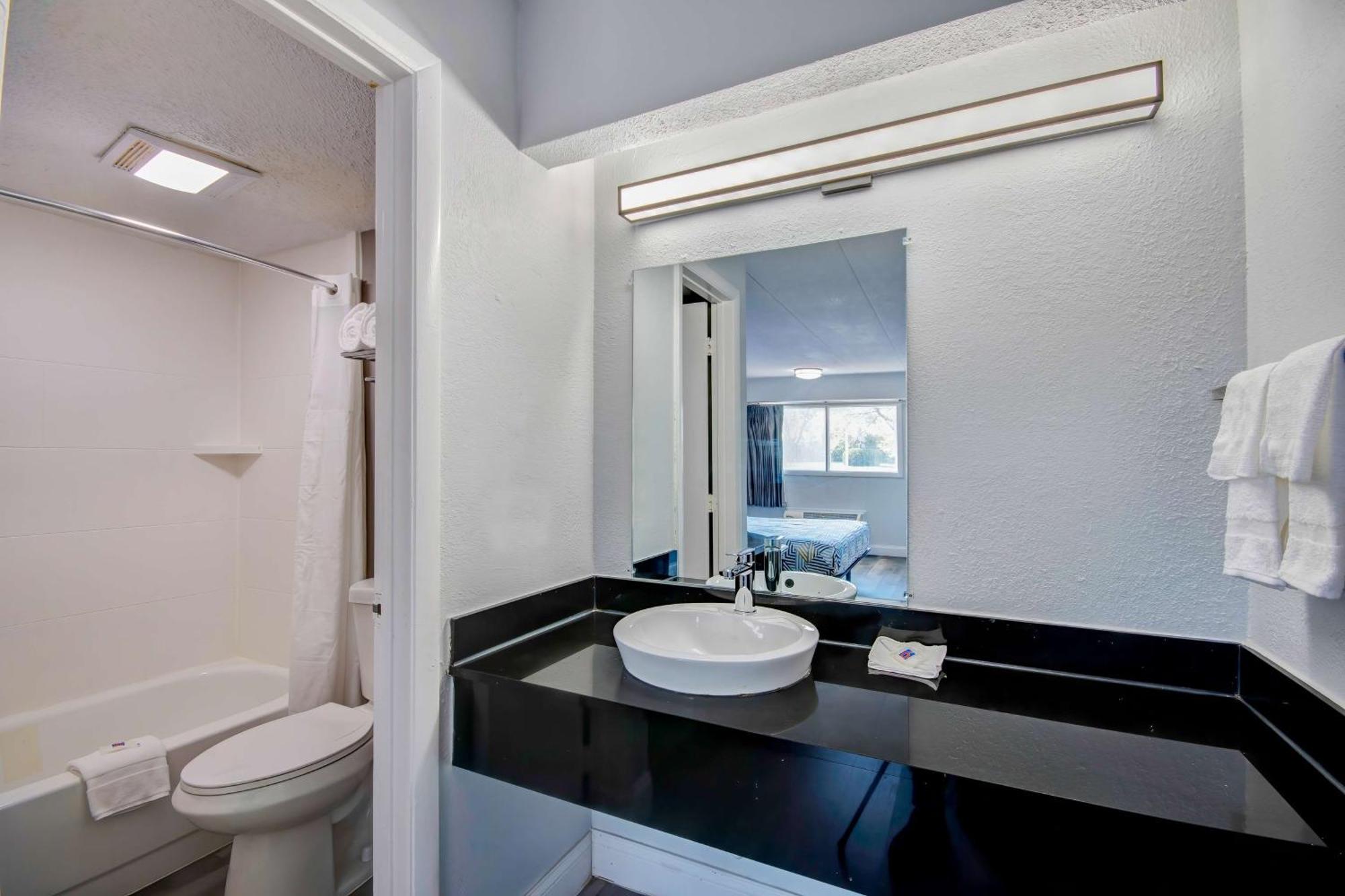 Motel 6 Columbus Oh - Osu North Екстериор снимка